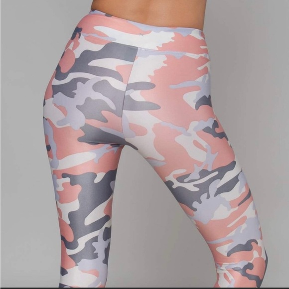 Revolve Koral Lustrous High Rise Legging in Rose Quartz Camo size M - Picture 6 of 11